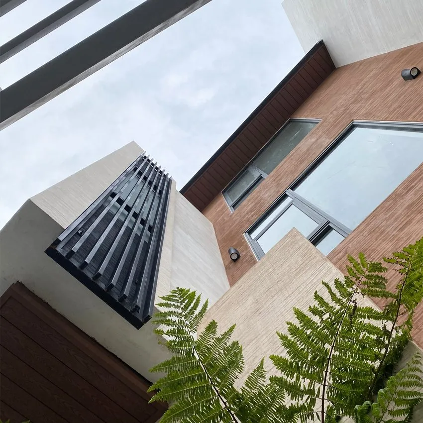Mặt tiền BT Villa nhìn từ dưới lên, lam gỗ và cây xanh