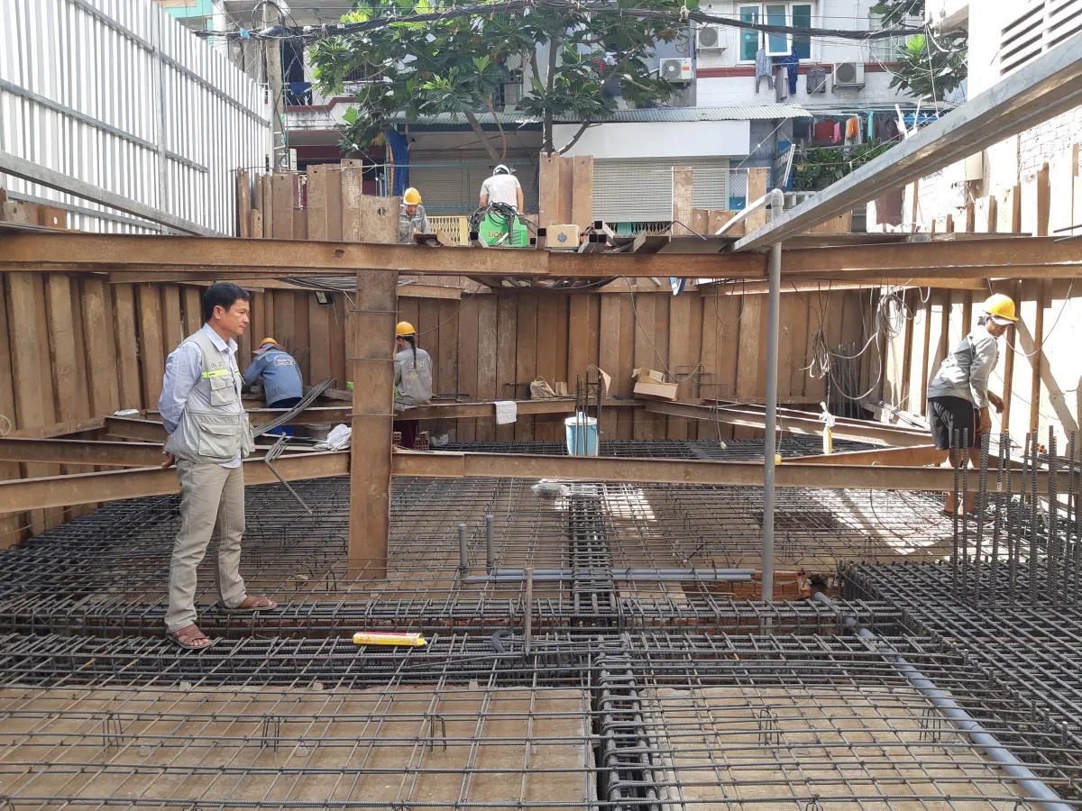 Kỹ sư kiểm tra kết cấu sàn MP Villa