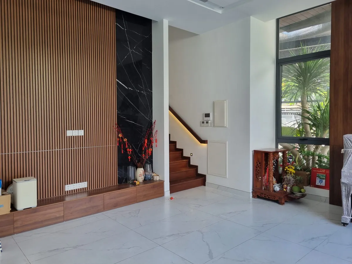 Phòng khách BT Villa với vách lam gỗ và đá đen