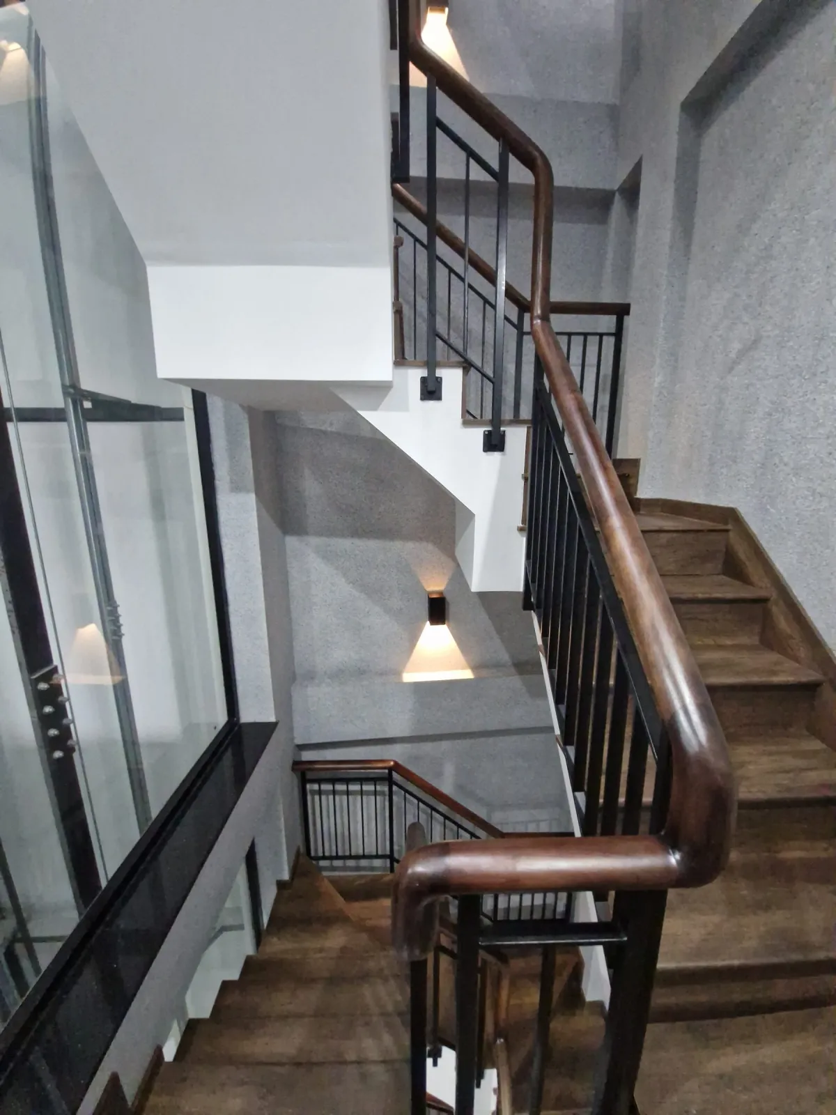 Cầu thang gỗ tay vịn MXT House