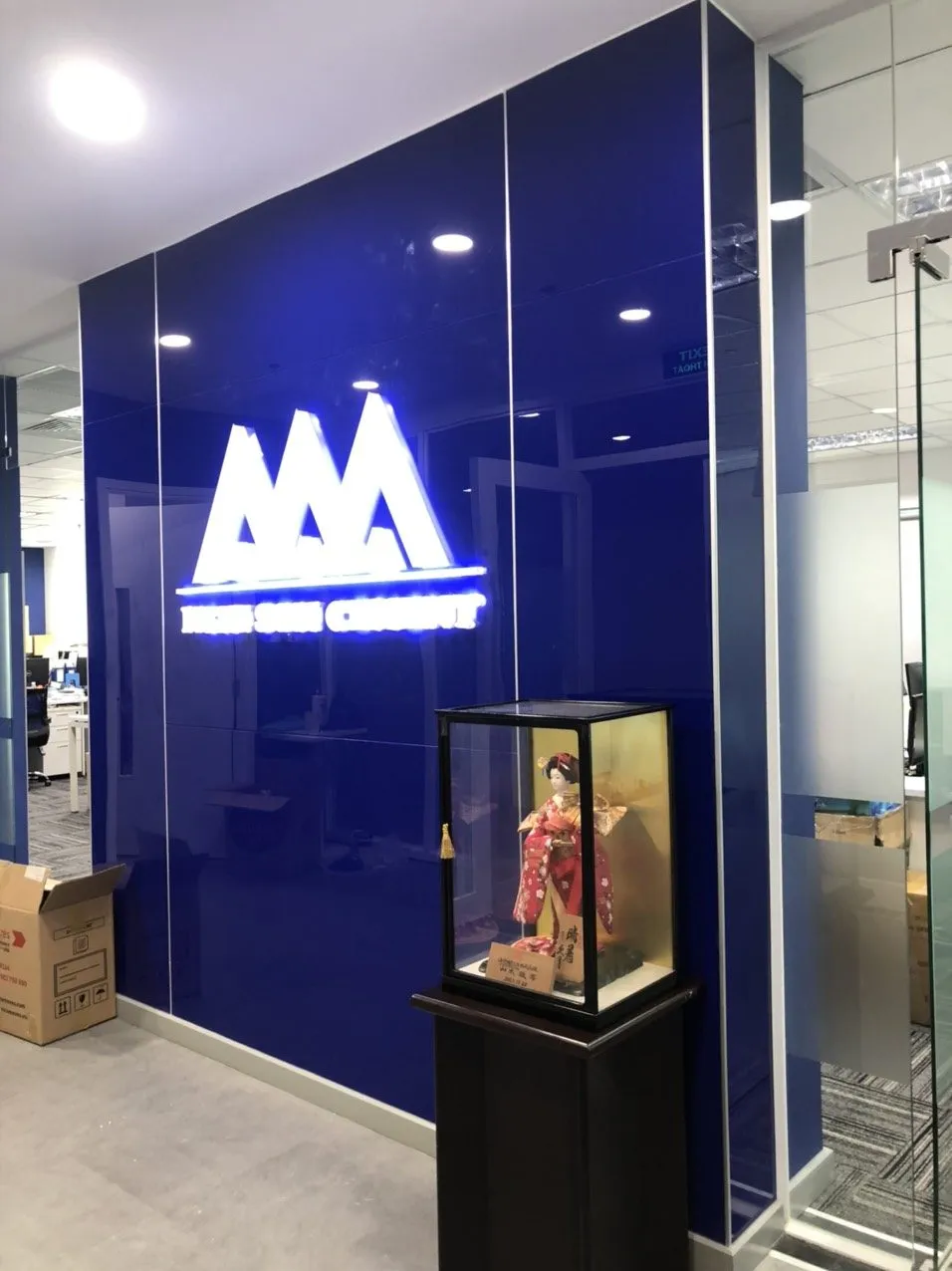 Vách logo tiếp tân văn phòng Nghi Sơn